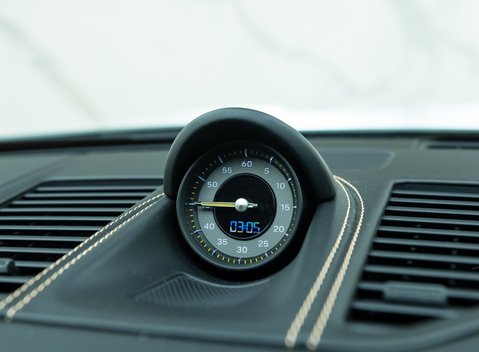 Porsche 911 GT3 TOURING (992) 19