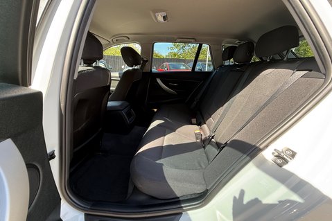 BMW 3 Series 320I SE TOURING AUTOMATIC -APPLE CAR PLAY -CAMERAS -XENONS -LOW MILEAGE 25