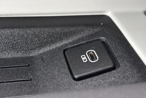 Land Rover Defender 90 D200 Hard Top MHEV 26