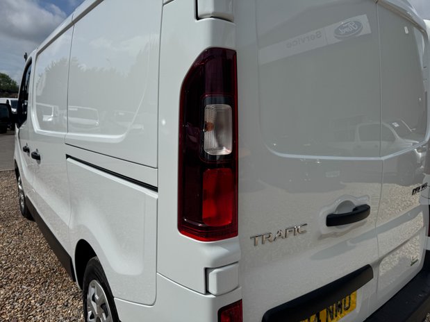 Renault Trafic SWB L1H1 [SOLD MM] Low Roof Advance SL30 Air Con Nav Sensors EURO 6 15