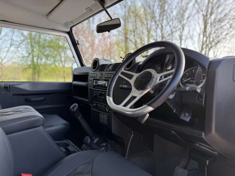 Land Rover Defender 2.2 Defender 90 Hard Top TD 4WD 5dr 22