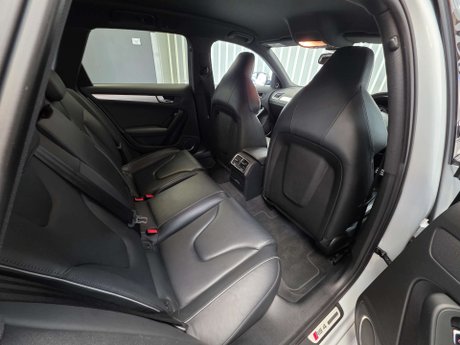 Audi RS4 4.2 FSI V8 Estate 5dr Petrol S Tronic quattro Euro 5 (450 ps) 21