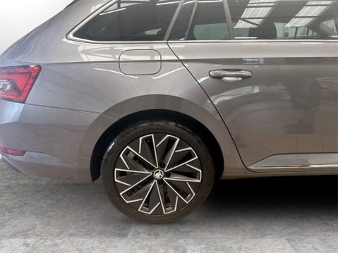 Skoda Superb 2.0 TDI Laurin & Klement Estate 5dr Diesel DSG Euro 6 (s/s) (200 ps) Air Co 10