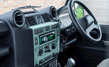 Land Rover Defender 110 Heritage Station Wagon 16