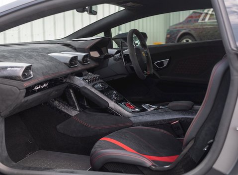 Lamborghini Huracan LP640-4 Performante 14
