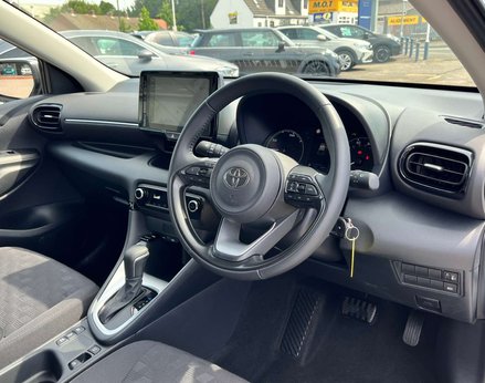 Toyota Yaris ICON HEV CVT 18
