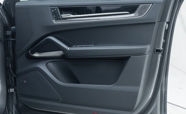 Porsche Cayenne TURBO E-HYBRID 27