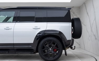 Land Rover Defender 110 D300 HSE Hard Top URBAN 34