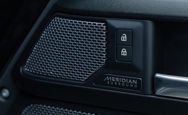 Land Rover Defender 110 V8 Bond Edition 33