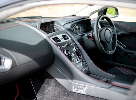 Aston Martin Vanquish 16
