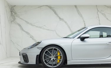 Porsche 718 Cayman GT4 24