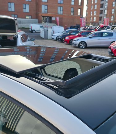 Volkswagen Up HIGH UP.. AUTOMATIC.. GLASS E/SUNROOF.10 MAIN DEALER SERVICES..ONE OWNER..  3