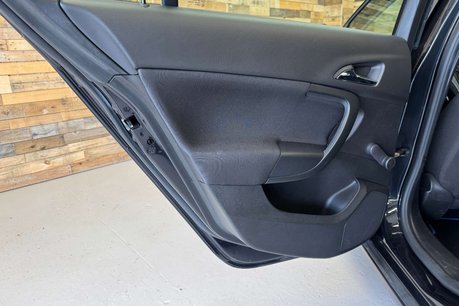 Vauxhall Insignia 2.0 CDTi ecoFLEX Design Hatchback 5dr Diesel Manual Euro 5 (s/s) (140 ps) 33