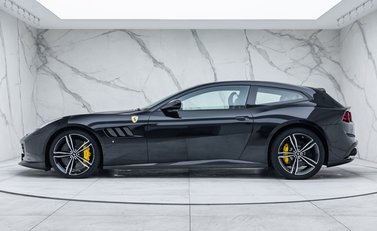 Ferrari GTC4 Lusso V12 2