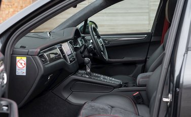 Porsche Macan Turbo 16
