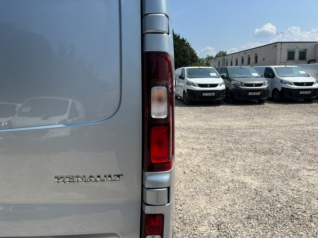 Renault Trafic Crew Cab (SOLD) SWB L1H1 Sport SL28 Air Con Alloys Sensors Tow Bar EURO 6 N 23