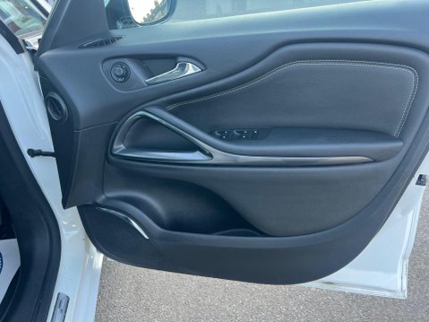 Vauxhall Zafira 2.0 CDTi Elite Nav Auto Euro 6 5dr 31