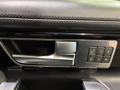 Land Rover Discovery 3.0 SD V6 Landmark Auto 4WD Euro 6 (s/s) 5dr 39