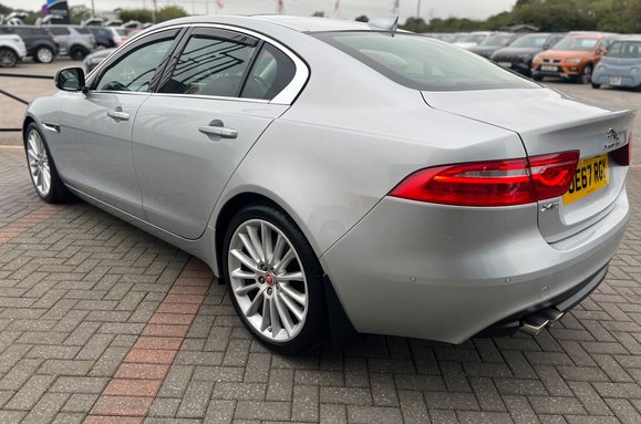 Jaguar XE 2.0 D PORTFOLIO AUTO 9