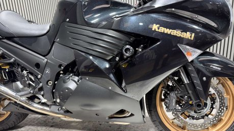 Kawasaki ZZR1400 2010 ONLY 30K STUNNING BIKE PANNIERS LONG MOT WARRANTY 1400CC 20