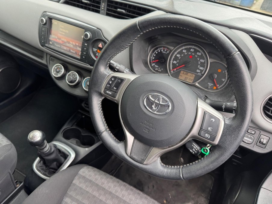 2016 Toyota Yaris — image 2