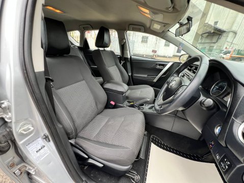 Toyota Auris ICON VVT-I 30