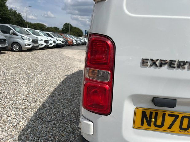 Peugeot Expert MWB L2H1 Low Roof Professional 2700 Air Con Tow Bar EURO 6 NO VAT 26
