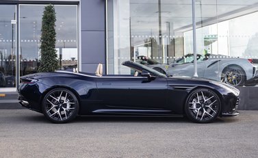 Aston Martin DB12 Volante 2