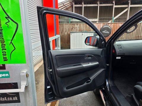 Toyota Hilux INVINCIBLE 4X4 D-4D DCB Auto 23