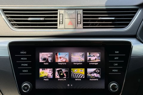 Skoda Superb SE TECHNOLOGY IV DSG - 11 SERVICES AT SKODA -HYBRID AUTOMATIC ESTATE 40