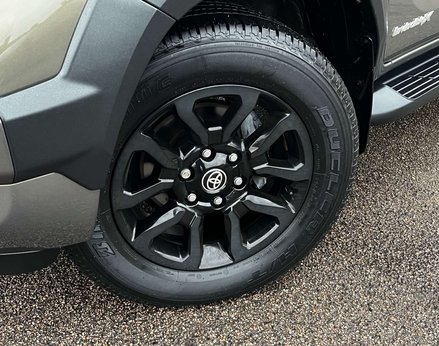 Toyota Hilux 2.8 HI-Luxury Invincible X D-4D 4WD Double Cab Auto 4WD 5dr 3