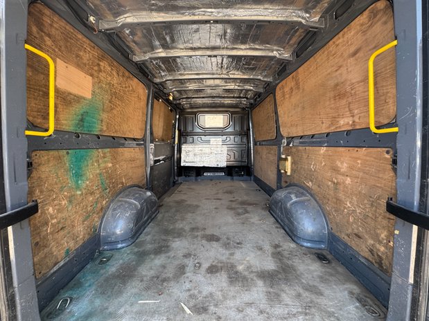 Volkswagen Crafter MWB L2H2 [SOLD MT] Low Roof Trendline Cr35 Air Con Alloys Sensors EURO 6 10