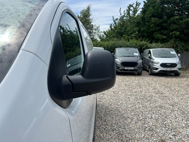 Peugeot Expert MWB L2H1 Professional 2700 Air Con Sensors Tow Bar EURO 6 NO VAT 22
