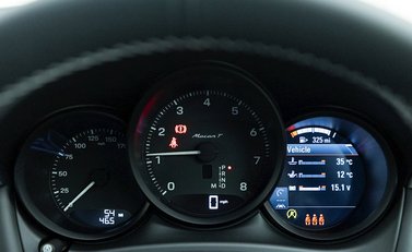 Porsche Macan T 17
