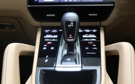 Porsche Cayenne V6 Platinum Edition - PTS Colour and Incredible Specification 28