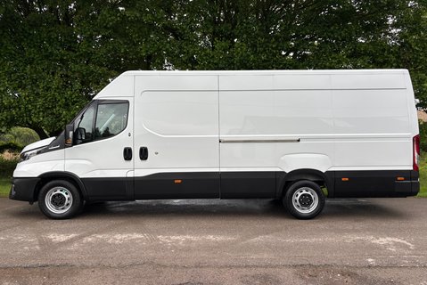 Iveco Daily 35S14V Hi-Matic Panel Van - Air Con / Auto / Car Play 7