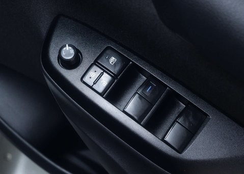 Toyota Yaris 1.5 Yaris Design HEV CVT 5dr 38