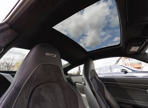 Porsche 911 Carrera GTS (991.2) 13