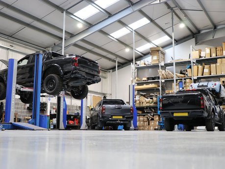 Substantial savings on main dealer prices for all LAND ROVER and RANGE ROVER vehicle SERVICING at SEEKER UK 2