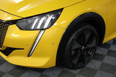 Peugeot e-208 GT PREMIUM 32