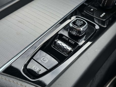 Volvo XC60 2.0 XC60 R-Design B5 MHEV Auto 5dr 33