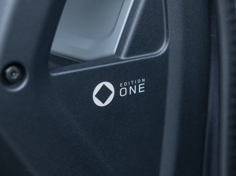 Land Rover Defender OCTA EDITION ONE 