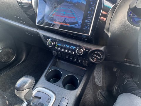 Toyota Hilux INVINCIBLE 4WD D-4D DCB 12