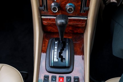 Mercedes-Benz SL Series 380 SL 21