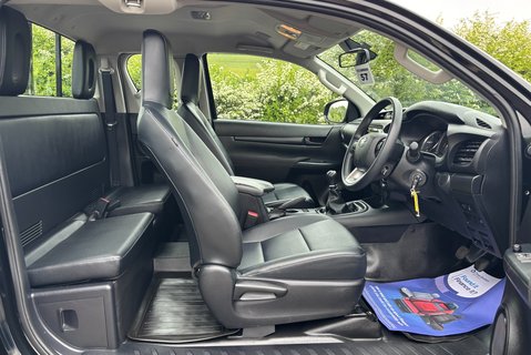 Toyota Hilux Active ECB 4WD D-4D Pickup 16