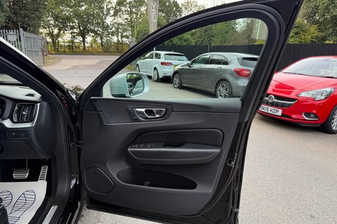 Volvo XC60 T5 R-DESIGN PRO AWD -ONE OWNER - 7 VOLVO SERVICES 23