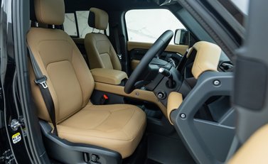 Land Rover Defender 110 D250 X-DYNAMIC HSE 14