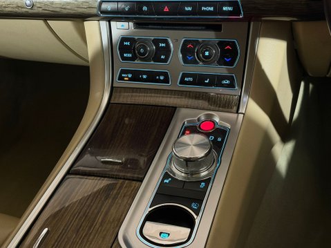 Jaguar XF D PREMIUM LUXURY SPORTBRAKE 15