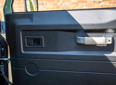 Land Rover Defender 110 Heritage Station Wagon 22