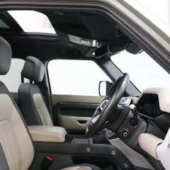Land Rover Defender D300 X-dynamic HSE - Air Suspension and Electric Tow Bar 4